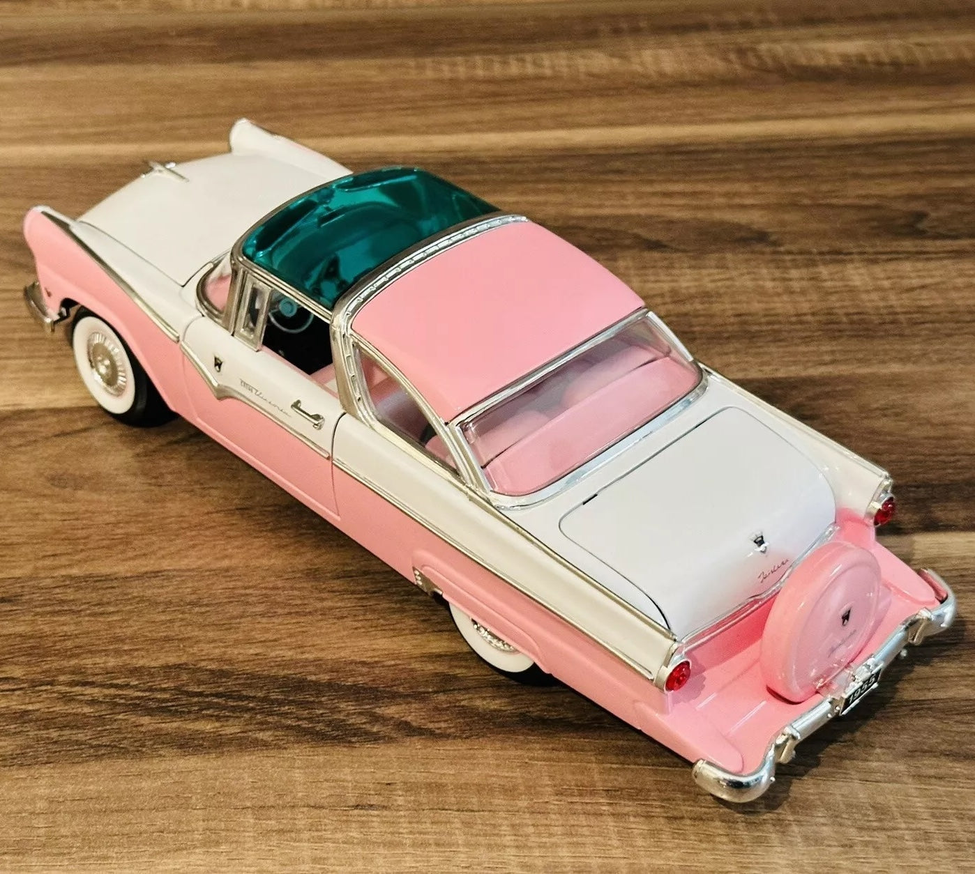 Ford Ford Fairlane Crown Victoria 1955 1:18