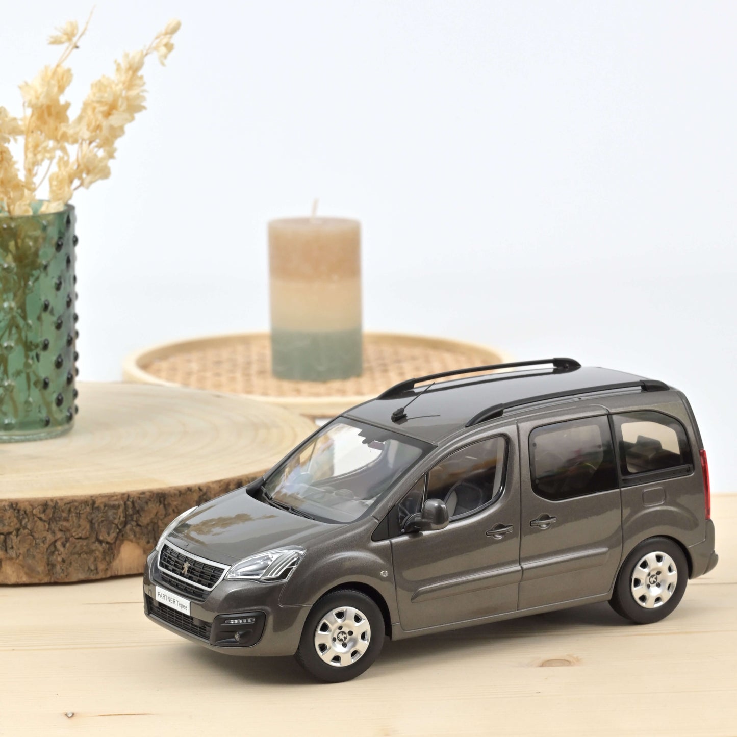 Peugeot Partner 2016 1:18