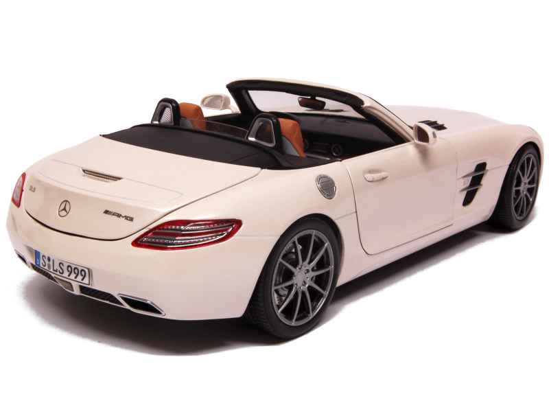 Mercedes-Benz SLS AMG Roadster 2011 1:18
