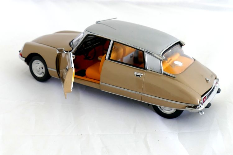 Citroën DS 23 Pallas 1974 1:18