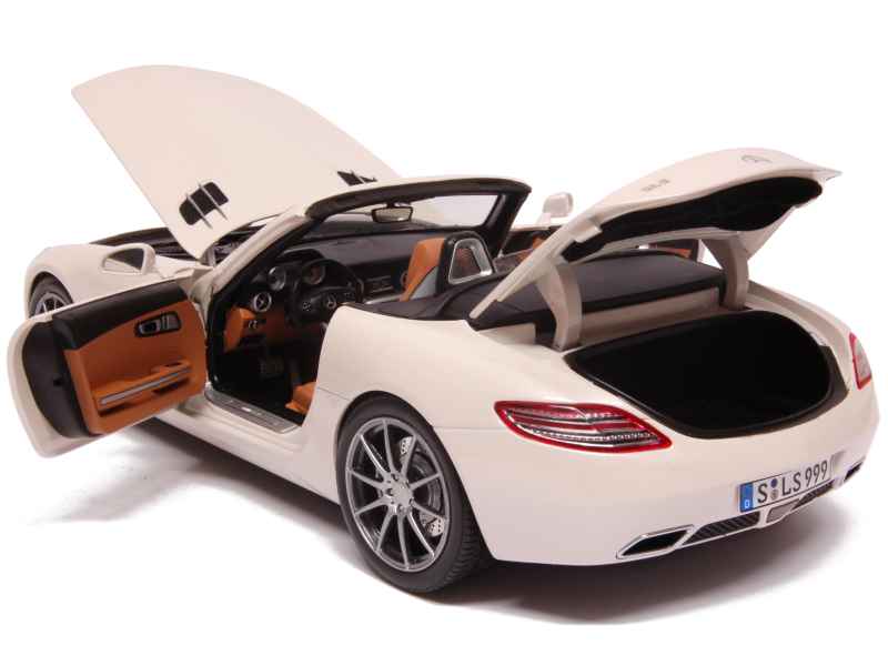 Mercedes-Benz SLS AMG Roadster 2011 1:18