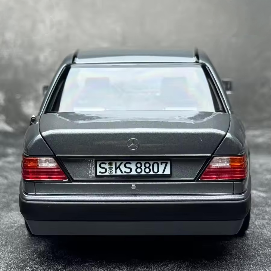 Mercedes-Benz E-Class 500E W124 1:18
