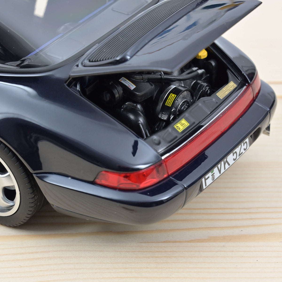 Porsche 911 Carrera 4 Targa 1991 1:18