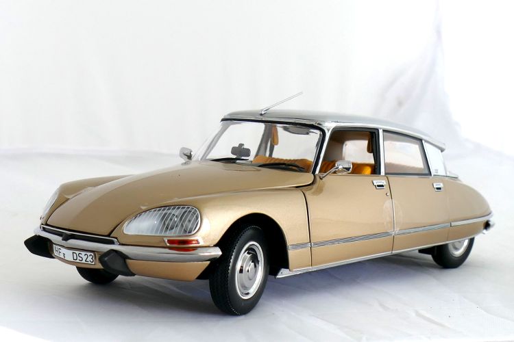 Citroën DS 23 Pallas 1974 1:18