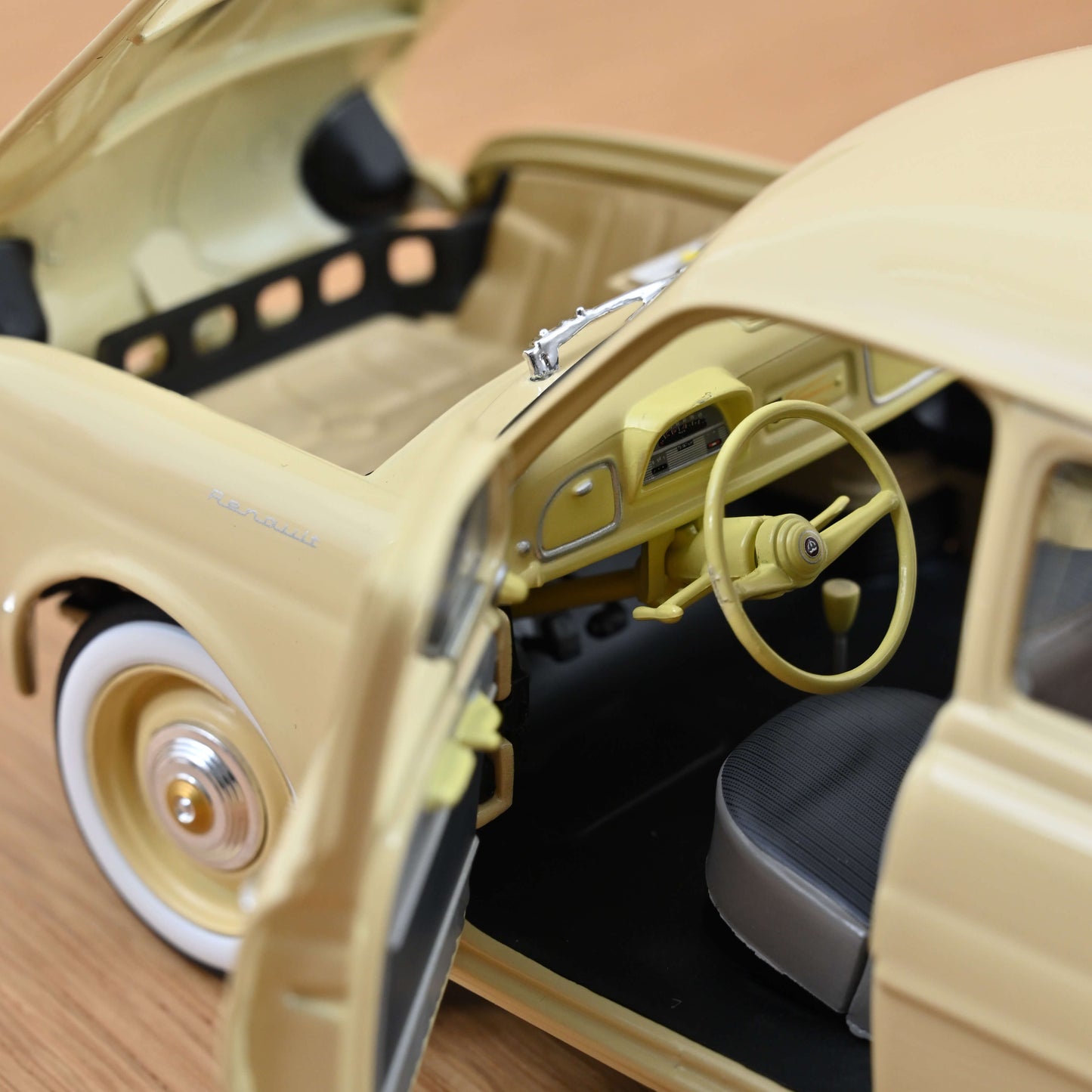 Renault Dauphine 1958 1:18
