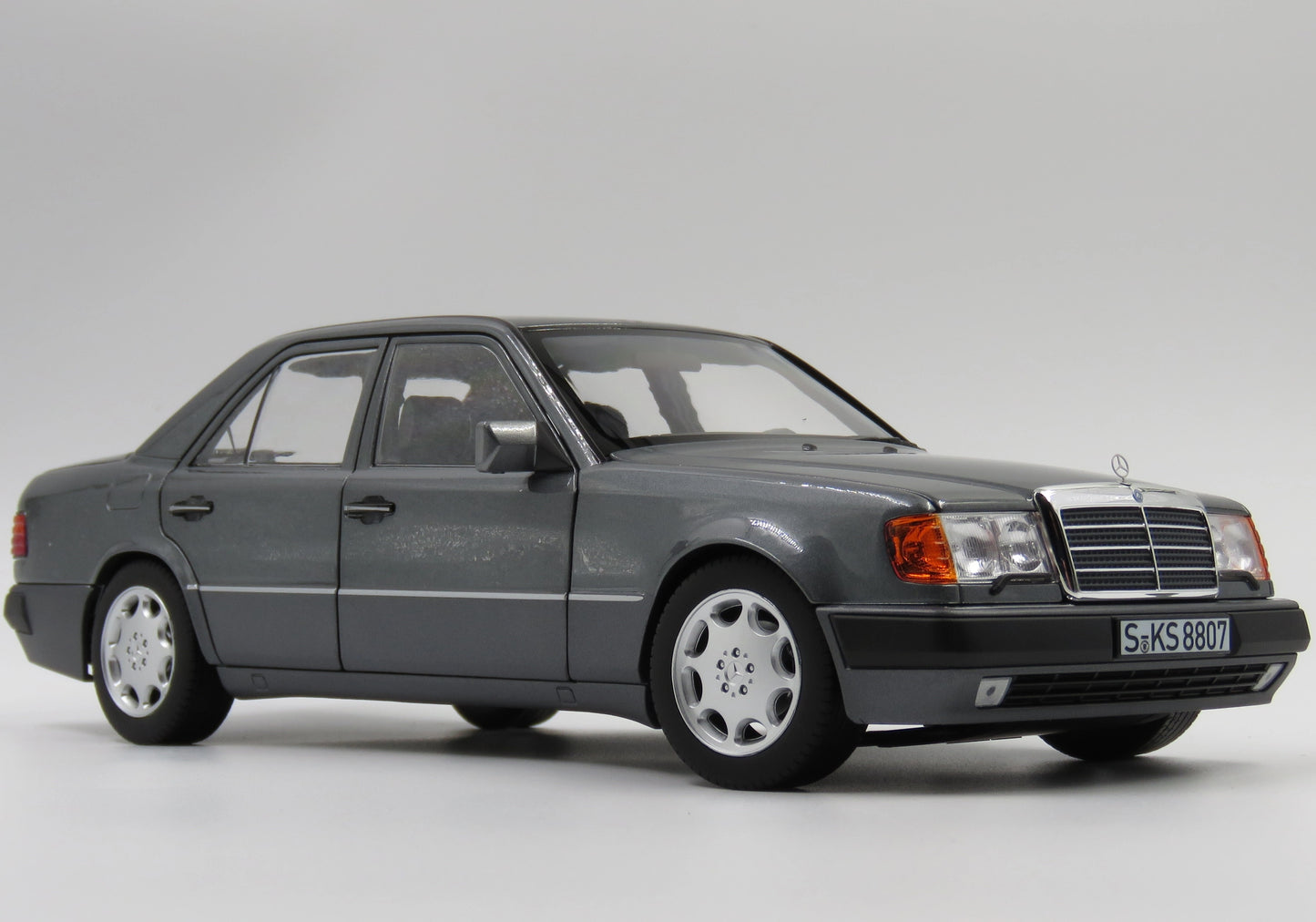 Mercedes-Benz E-Class 500E W124 1:18