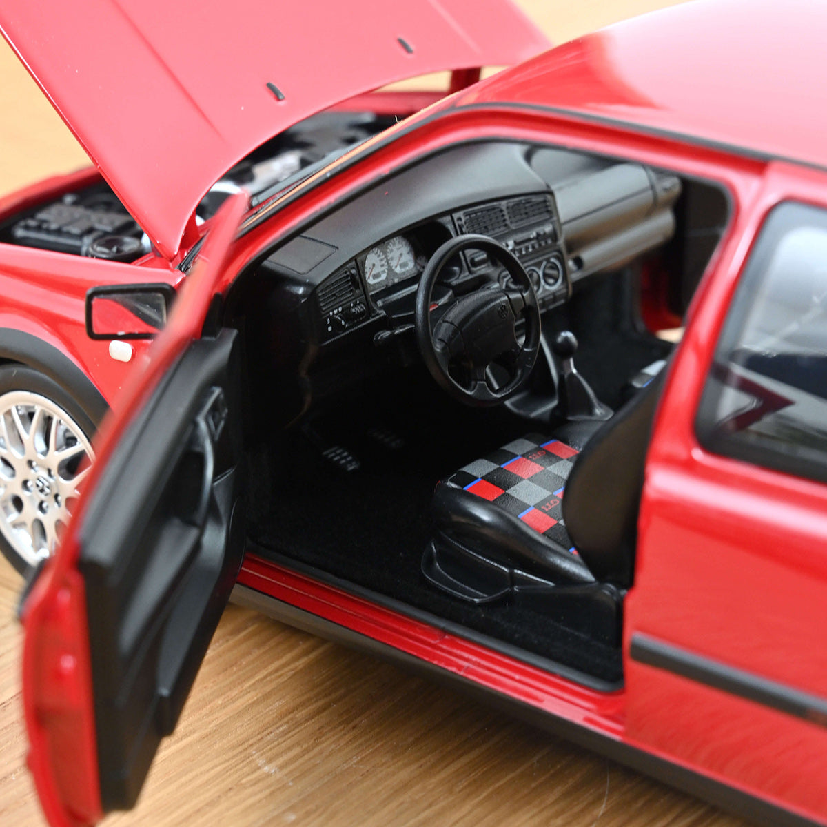 Volkswagen VW Golf GTI 1996 1:18