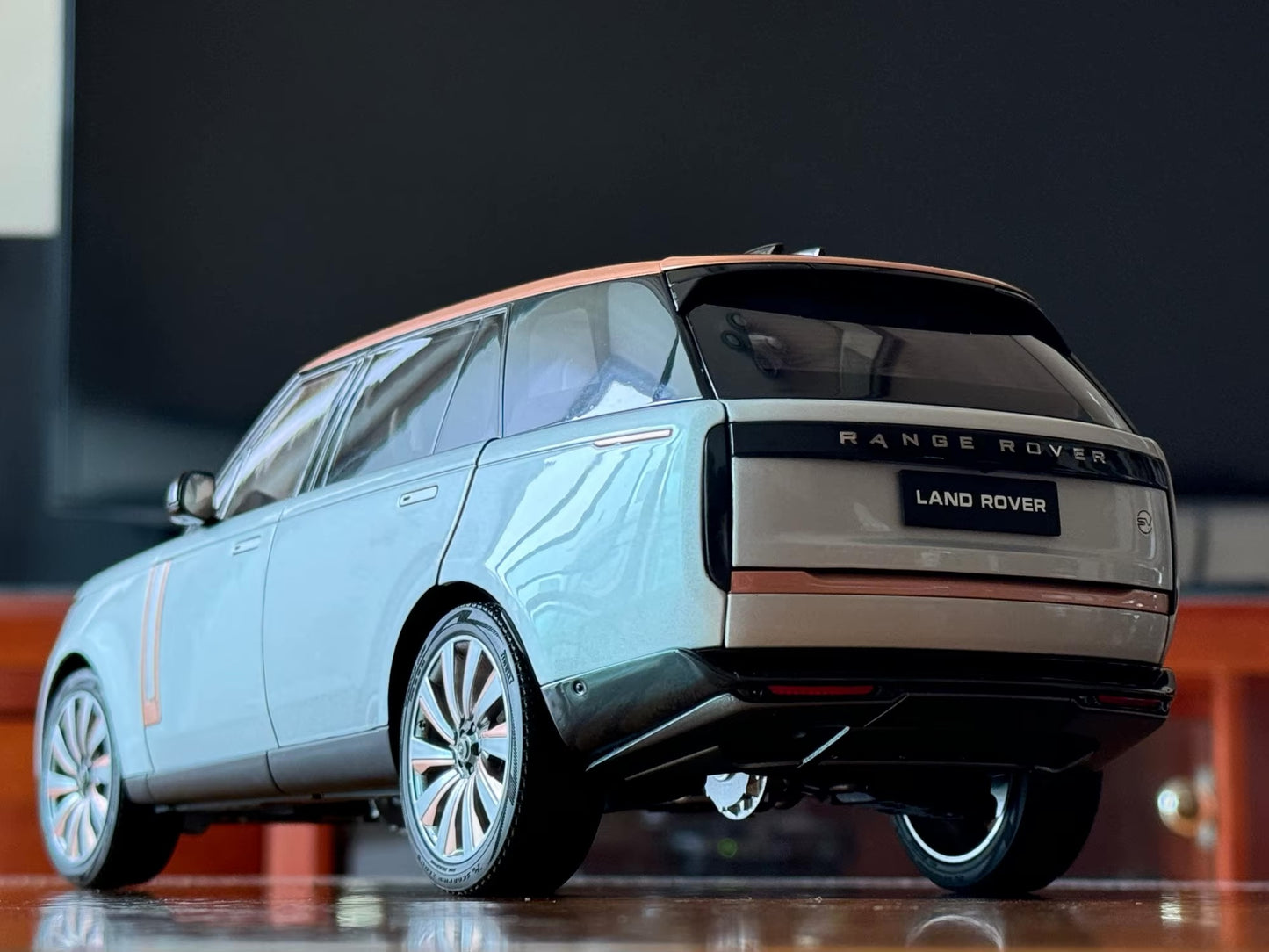 Range Rover SV 1:18