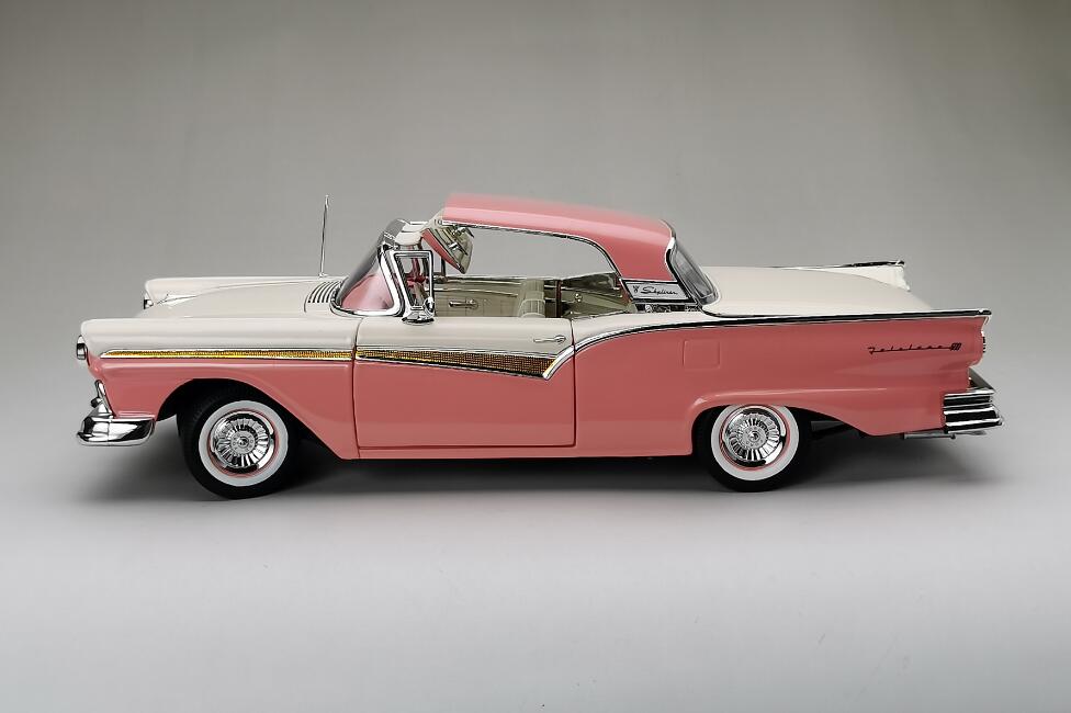 Ford Fairlane 500 Skyliner 1957 1:18