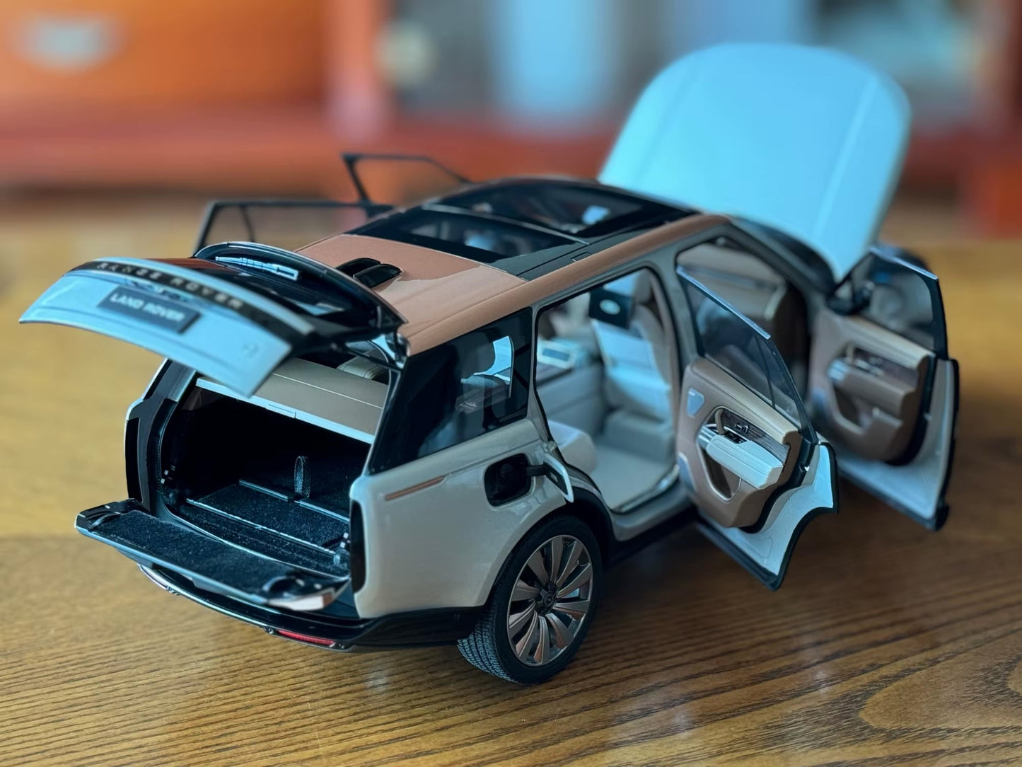 Range Rover SV 1:18