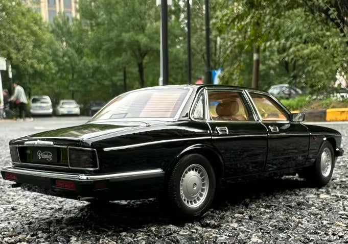 Jaguar XJ40 1:18
