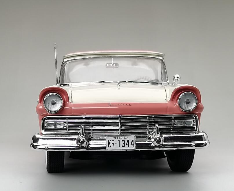 Ford Fairlane 500 Skyliner 1957 1:18