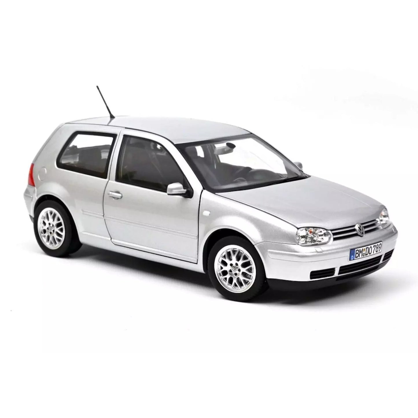 Volkswagen Golf 4 1:18