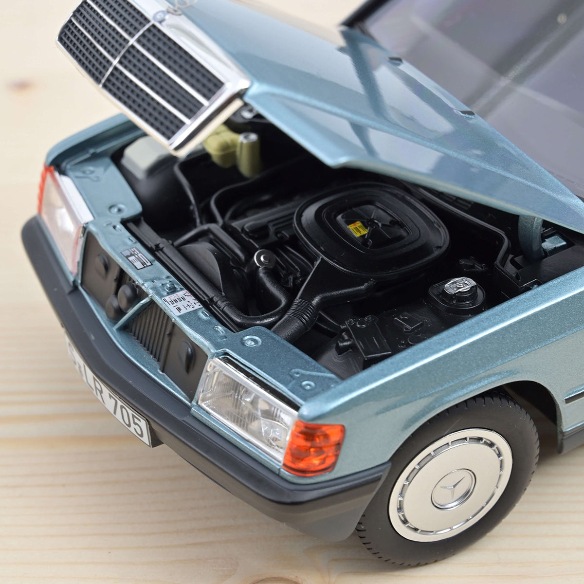 Mercedes-Benz E-Class 190E W201 1984 1:18