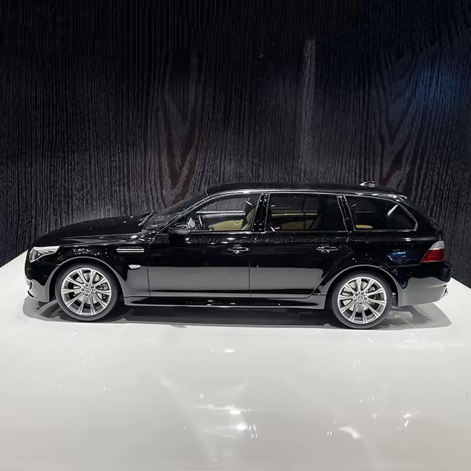 BMW M5 E61 2004 1:18