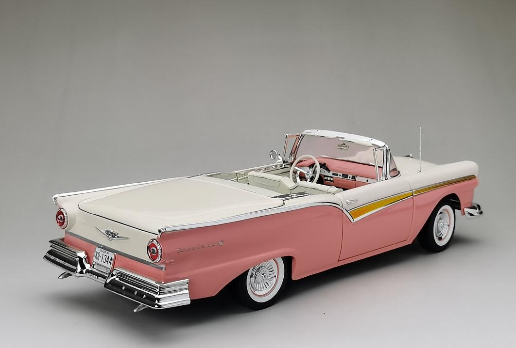 Ford Fairlane 500 Skyliner 1957 1:18