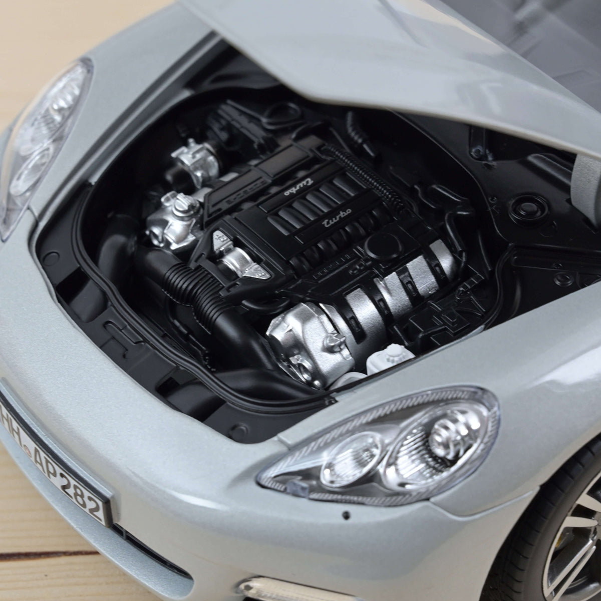 Porsche Panamera Turbo 2009 1:18