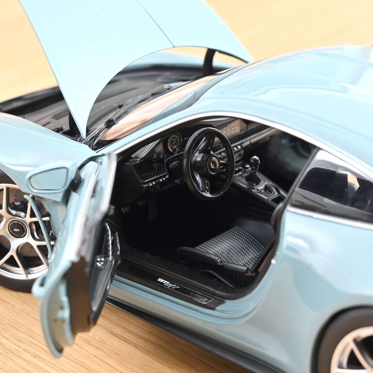 Porsche 911 S/T 2023 1:18