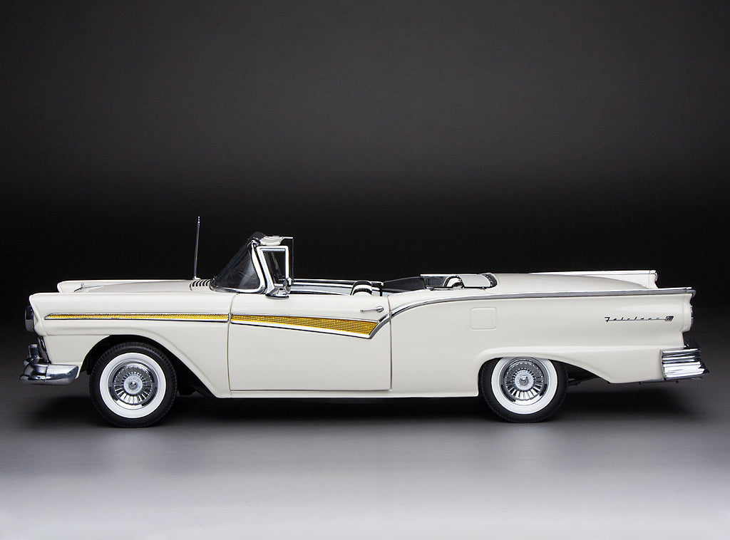 Ford Fairlane 500 Skyliner 1957 1:18